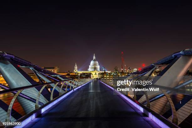 illuminated millennium bridge and st. pauls cathedral, night shot, london, england, united kingdom - ミレニアムブリッジ ストックフォトと画像