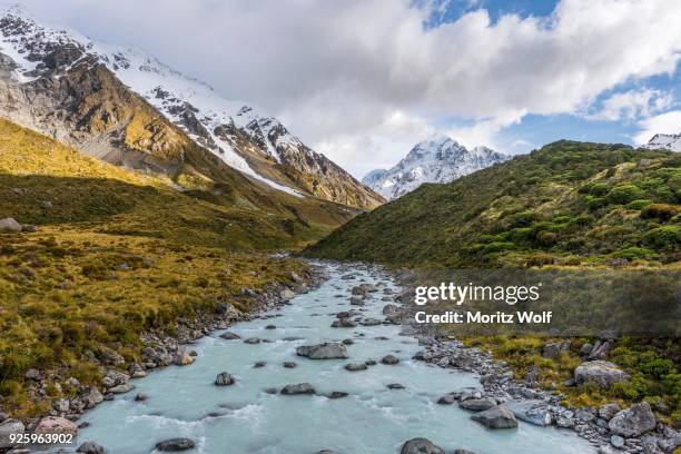 river flowing through valley, hooker river, at back mount cook, hooker valley, mount cook national park, southern alps, canterbury region, southland, new zealand - canterbury region new zealand - fotografias e filmes do acervo