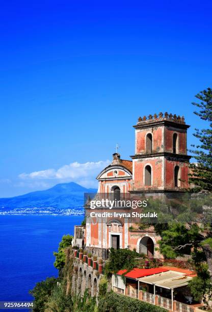 santissima annunziata church, vico equense, at back vesuvius, sorrento peninsula, campania, italy - vico equense fotografías e imágenes de stock