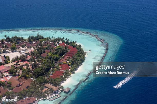 tropical island, cut out, ari atoll, indian ocean, maldives - ari atoll foto e immagini stock