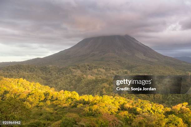 volcano arenal in clouds, arenal volcano national park, alajuela province, costa rica - alajuela province stock-fotos und bilder