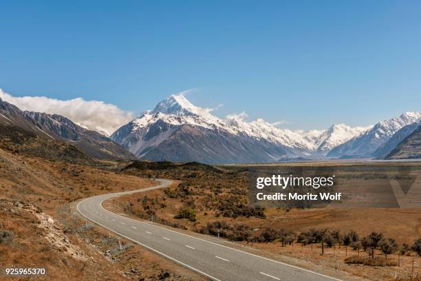 curvy road to mount cook, mount cook national park, southern alps, canterbury region, southland, new zealand - canterbury region new zealand stockfoto's en -beelden