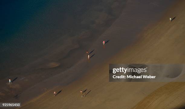 tourists on playa de las teresitas, san andres, tenerife, canary islands, spain - playa de las teresitas stock pictures, royalty-free photos & images