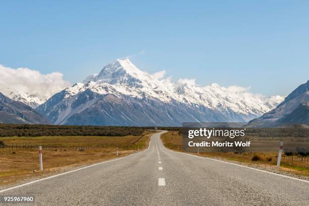 road to mount cook, mount cook national park, southern alps, canterbury region, southland, new zealand - canterbury region new zealand - fotografias e filmes do acervo