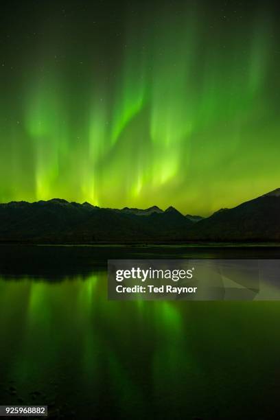 aurora, knik river, chugach mountains, alaska - montañas de chugach fotografías e imágenes de stock
