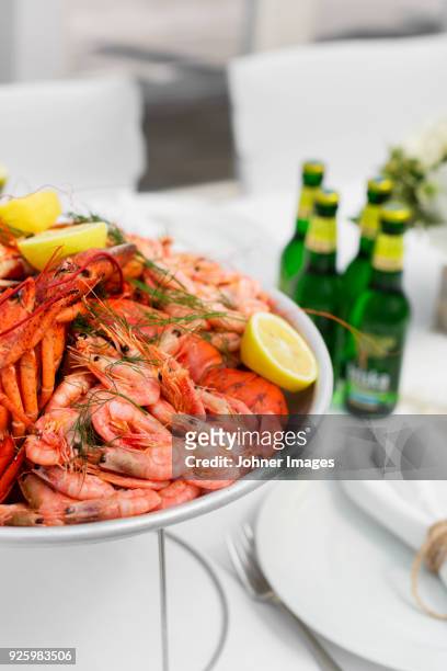 shrimp on table - viswinkel stockfoto's en -beelden