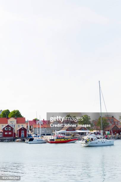 boats and houses on waterfront - archipelago sweden stock pictures, royalty-free photos & images