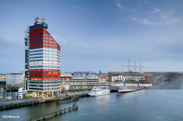 aerial view of ships docked in harbor - göteborg photos et images de collection