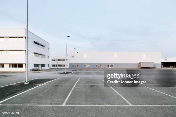 factory parking - parking foto e immagini stock
