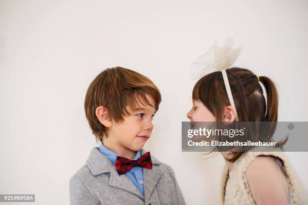 portrait of a boy and girl looking at each other - face à face photos et images de collection