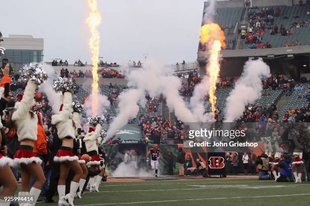 Eric Winston of the Cincinnati Bengals takes the field for the game against the Detroit Lions at Paul Brown Stadium on December 24, 2017 in...