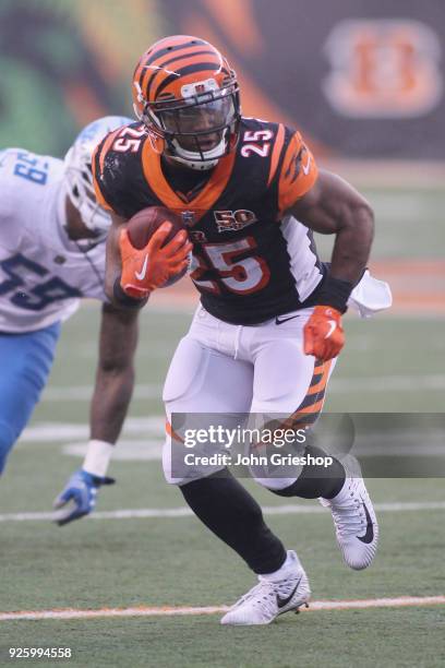 Giovani Bernard of the Cincinnati Bengals runs the football upfield during the game against the Detroit Lions at Paul Brown Stadium on December 24,...