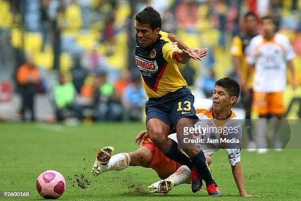 Pavel Pardo of America vies for the ball with Oribe Peralta of Jaguares during their match as part of the 2009 Opening tournament, the closing stage...