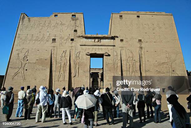 templo de edfu o templo de horus (dedicado al dios horus). egipto - egipto stockfoto's en -beelden