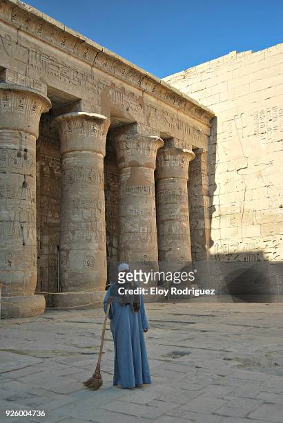templo de ramses iii, medinet habu - luxor - egipto - egipto stock pictures, royalty-free photos & images