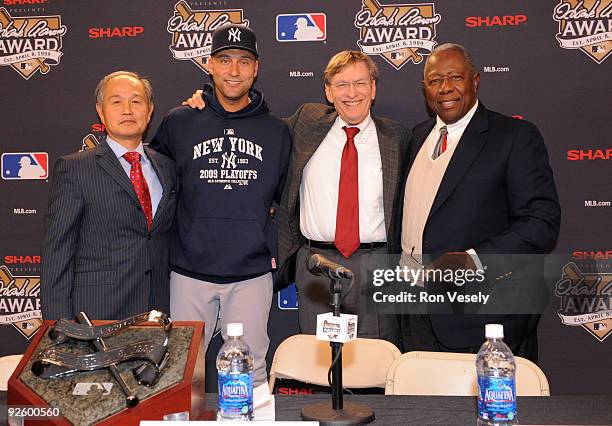 Doug "Daisuke" Koshima, 2009 Hank Aaron award recipient Derek Jeter, Major League Baseball Commissioner Allan H. "Bud" Selig and Hank Aaron pose...