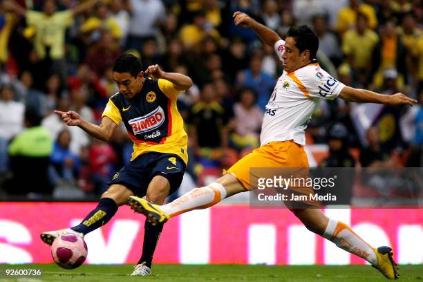 Oscar Rojas of America vies for the ball with Oscar Razo of Jaguares during their match as part of the 2009 Opening tournament, the closing stage of...