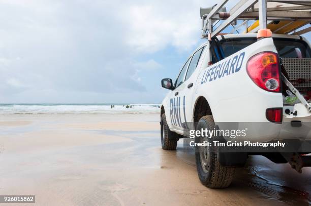 lifeguards and emergency vehicle at fistral beach, cornwall, uk - surf life saving stockfoto's en -beelden