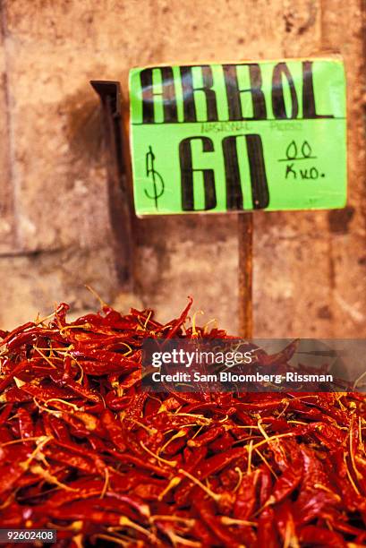 red chiles - arbol photos et images de collection