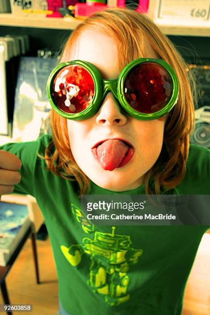 bug eyed boy - catherine macbride foto e immagini stock