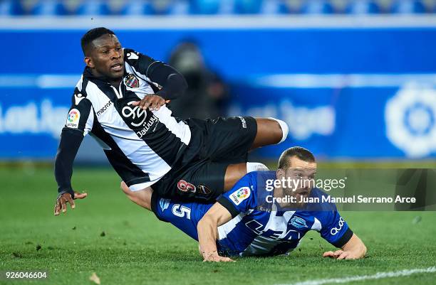 Victor Laguardia of Deportivo Alaves celebrates after scoring goal during the La Liga match between Deportivo Alaves and Levante UD at Mendizorroza...