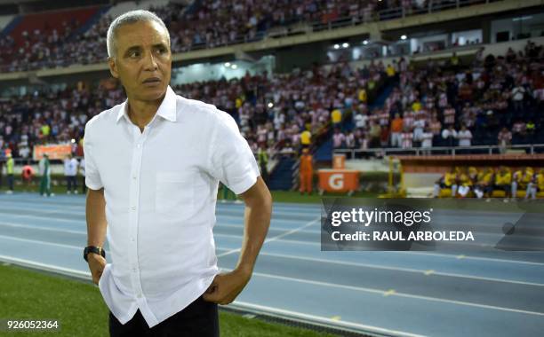 Colombia's Junior coach Atletico Junior Alexis Mendoza gestures during a Copa Libertadores football match against Brazil's Palmeiras at Roberto...