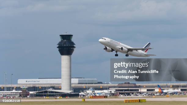 airbus a320-214 taking off - manchester airport stock pictures, royalty-free photos & images