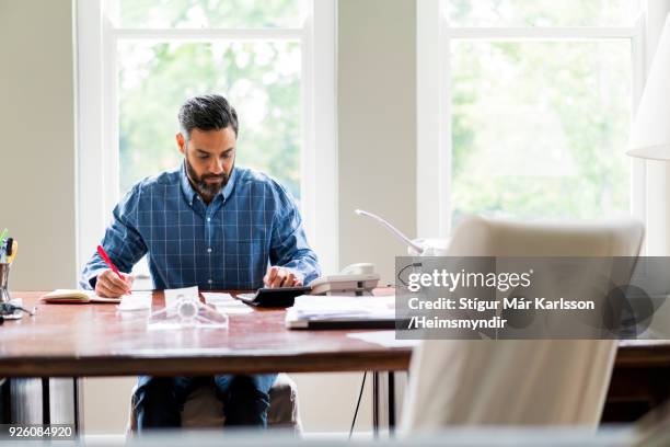 unternehmer im home-office arbeiten - budget 2017 stock-fotos und bilder