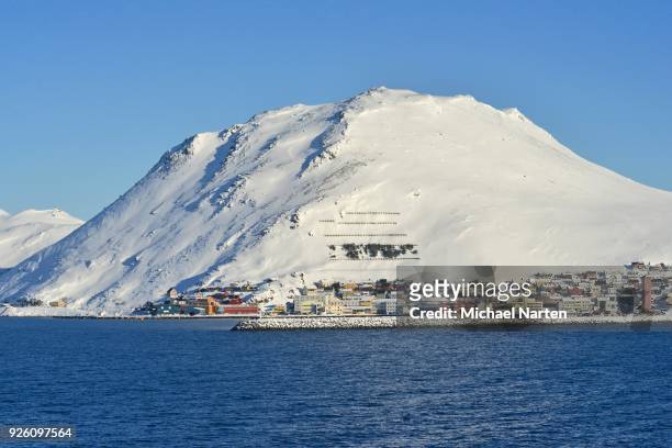 townscape with snowy mountain, honningsvag, mageroeya island, finnmark, norway - isola di mageroya foto e immagini stock