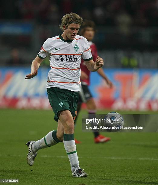 Peter Niemeyer of Bremen runs with the ball during the Bundesliga match between 1.FC Nuernberg and Werder Bremen at Easy Credit Stadium on October...