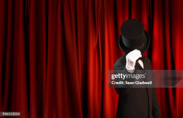 magician show - chapeau haut de forme photos et images de collection