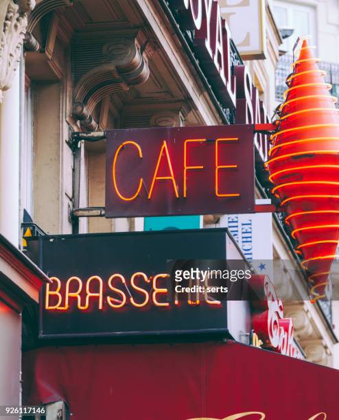 cafe - restaurant teken op straat van parijs - brasserie stockfoto's en -beelden