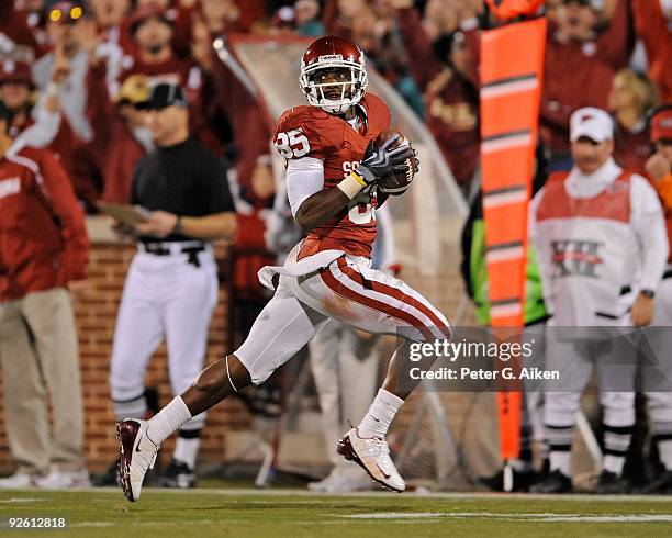 Wide receiver Ryan Broyles of the Oklahoma Sooners sprints down field after making a catch in the second half against the Kansas State Wildcats on...