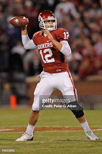 Quarterback Landry Jones of the Oklahoma Sooners gets ready to throw the ball down field against the Kansas State Wildcats in the first half on...
