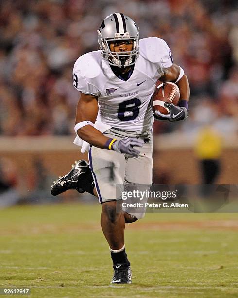 Running back Daniel Thomas of the Kansas State Wildcats brakes up field against the Oklahoma Sooners in the first half on October 31, 2009 at Gaylord...