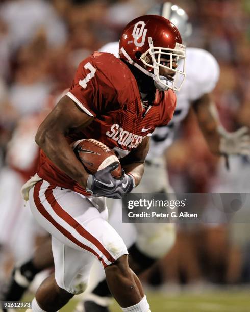Running back DeMarco Murray of the Oklahoma Sooners rushes up field against the Kansas State Wildcats in the second half on October 31, 2009 at...