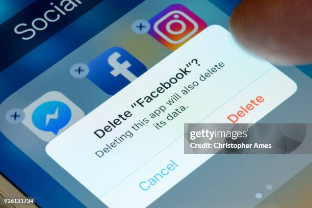 facebook app verwijderen uit smartphone - delete facebook stockfoto's en -beelden