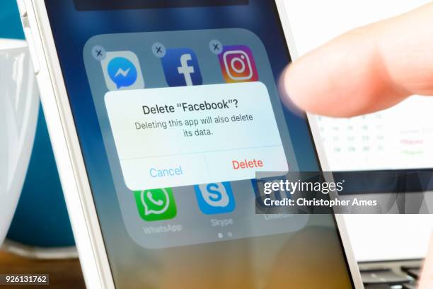 deleting facebook app from smartphone - linkedin imagens e fotografias de stock