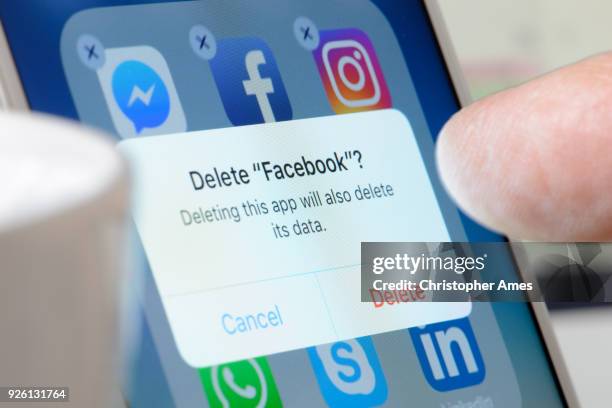 facebook app verwijderen uit smartphone - delete facebook stockfoto's en -beelden