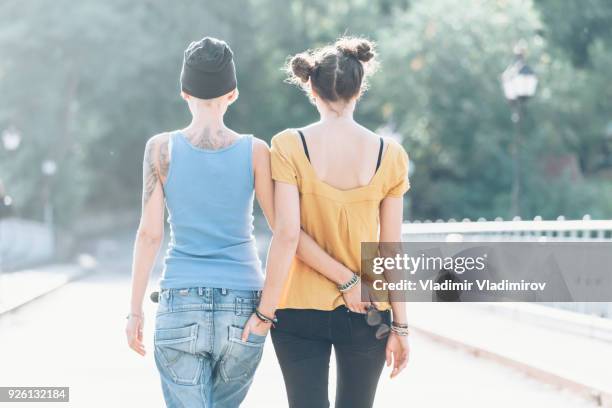 coppia che flirta sul ponte - lesbica foto e immagini stock