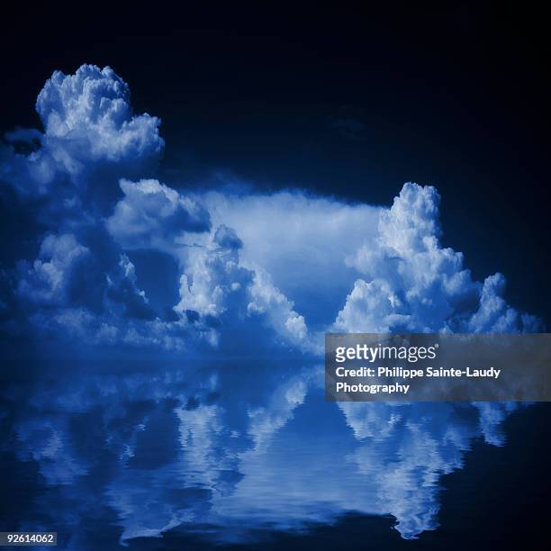 blue clouds - sainte-laudy photos et images de collection