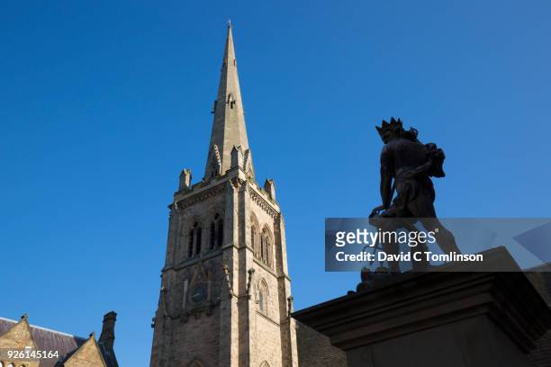 the spire of st nicholas's church and statue of neptune, market place, durham, county durham, england, uk - county durham england foto e immagini stock