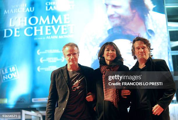 French actor Christophe Lambert , his companion, French actress Sophie Marceau and French film director Alain Monne pose on November 02, 2009 in...