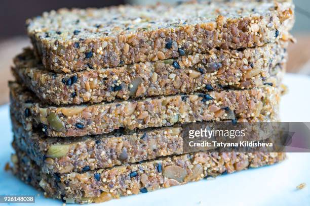 flour-less, gluten free, vegan, grain free homemade bread with seeds and nuts - laag koolhydraten dieet stockfoto's en -beelden