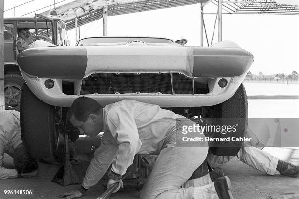 Roger Penske, Chevrolet Corvette Grand Sport, Grand Prix of the United States, Watkins Glen International, 04 October 1964. Roger Penske working on...