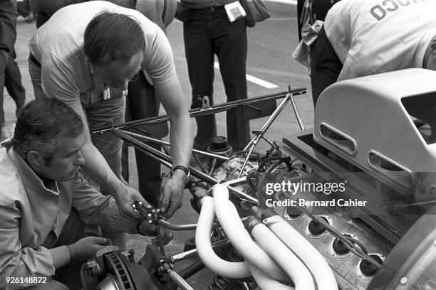 Roger Penske, Ferrari 512M, 24 Hours of Le Mans, Le Mans, 13 June 1971. Roger Penske checking the Ferrari 512M which he entered for the 1971 edition...