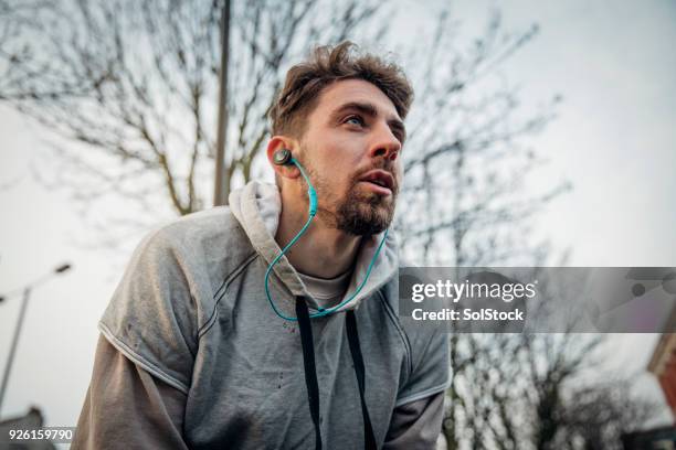 mannelijke runner zijn adem vangen - mid volwassen mannen stockfoto's en -beelden