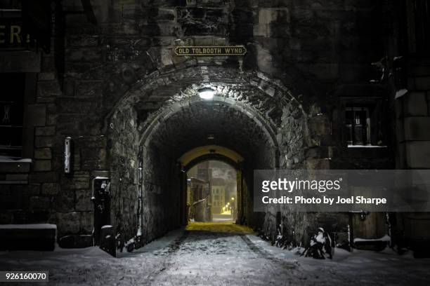 a night in the snow - arches stock-fotos und bilder