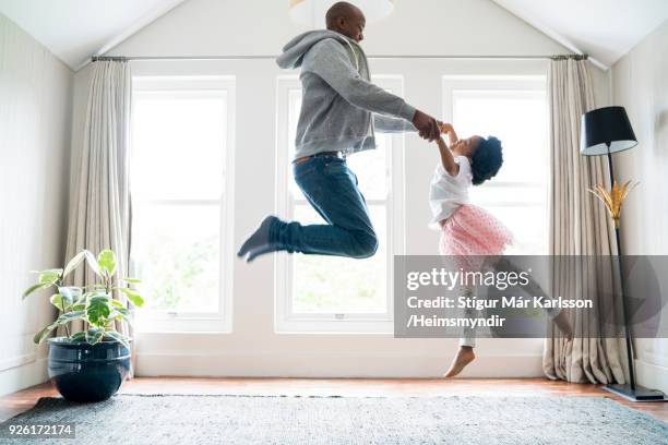 vader en dochter springen terwijl het doen van ballet - jump dad stockfoto's en -beelden