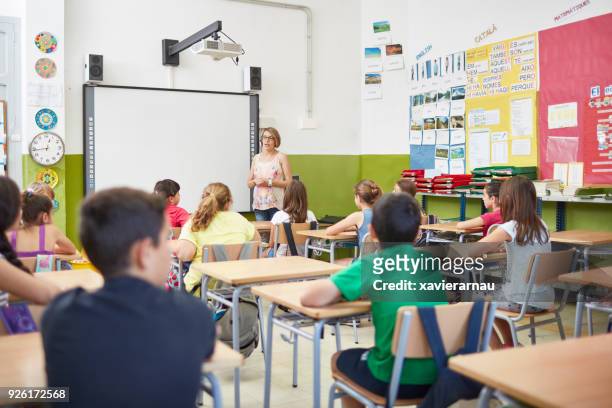 leraar lesgeven van studenten in de klas op school - whiteboard visual aid stockfoto's en -beelden